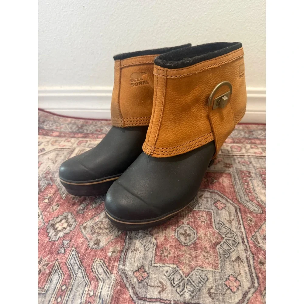 Sorel Medina III Ankle Rain Boots Black Tan Gold Heel NL2086-010 Womens 9